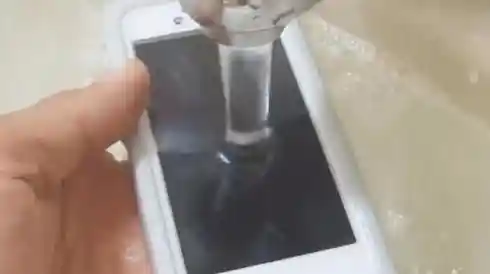 手机意外进水别慌张，立即尝试这些专业急救技巧！