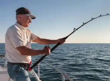 小鱼手把手教您:电脑连接电视的详细步骤与实用技巧 小鱼手把手教您:电脑连接电视的详细步骤与实用技巧