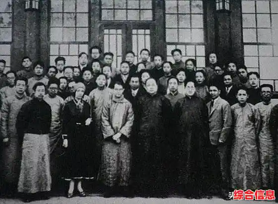 想体验超自然世界的奇幻冒险？快来试试《新月同行官服》吧！