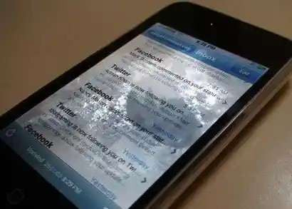 手机意外进水？这些急救步骤或许能挽救你的爱机